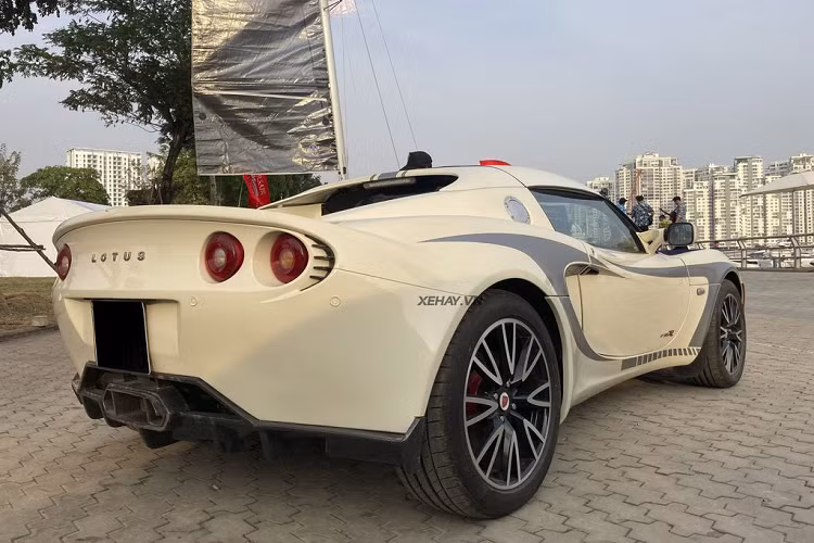 Cung cấp “sức mạnh” cho Lotus Elise S2 thể thao là động cơ 4 xy-lanh, có dung tích 1.8 lít của Toyota. Khối động cơ này sản sinh công suất tối đa 190 mã lực và mô men xoắn cực đại đạt mức 181 Nm.