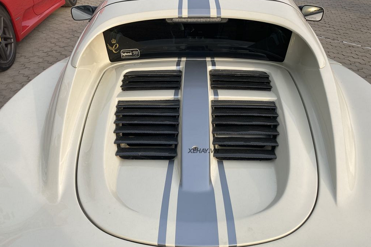 Đặc biệt, Lotus Elise S2 có phần mui có thể tháo rời bằng tay, biến nó thành một mẫu xe mui trần thời thượng. Khi đặt đứng cạnh các mẫu siêu xe khác, Lotus Elise S2 trông khá nhỏ bé. Xe có kích thước chiều dài x rộng x cao lần lượt là 3.785 x 1.719 mm và chiều cao thấp, chỉ hơn 1.100 mm. Trục cơ sở 2.300 mm.