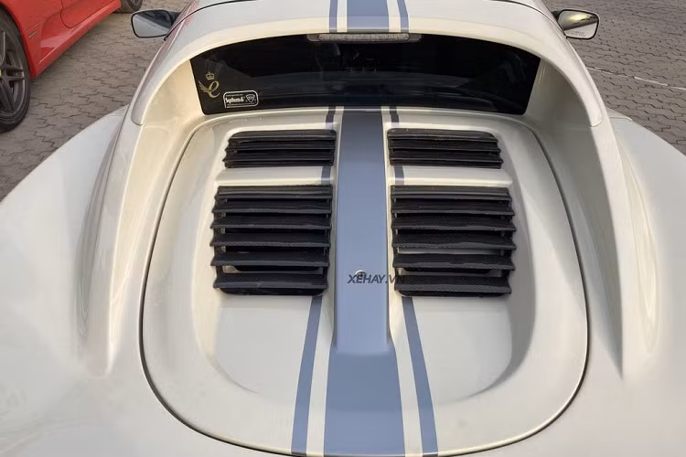 Đặc biệt, Lotus Elise S2 có phần mui có thể tháo rời bằng tay, biến nó thành một mẫu xe mui trần thời thượng. Khi đặt đứng cạnh các mẫu siêu xe khác, Lotus Elise S2 trông khá nhỏ bé. Xe có kích thước chiều dài x rộng x cao lần lượt là 3.785 x 1.719 mm và chiều cao thấp, chỉ hơn 1.100 mm. Trục cơ sở 2.300 mm.