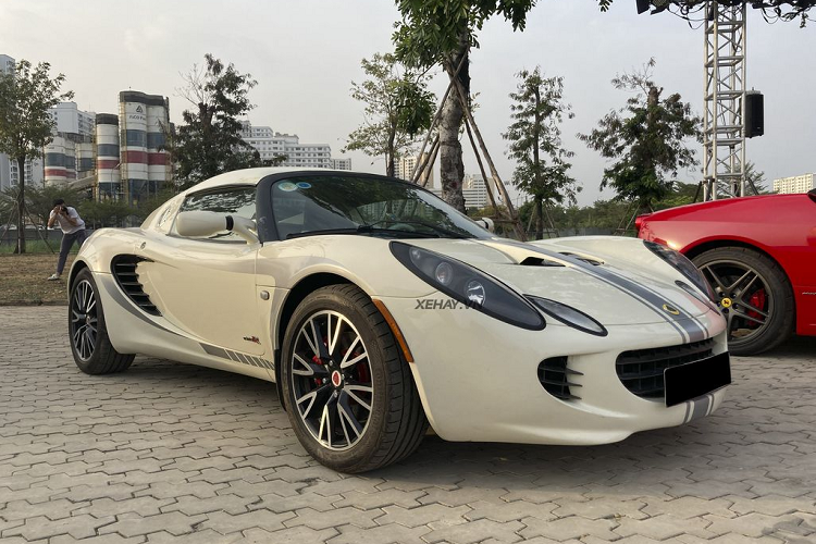 Tuy nhiên ở thời điểm hiện tại, Novaland không còn là “chủ nhân” của chiếc Lotus Elise S2 hàng hiếm này. Mặc dù đã được “qua tay” nhiều chủ nhưng tần suất ra đường của mẫu xe thể thao này vẫn khá ít ỏi.