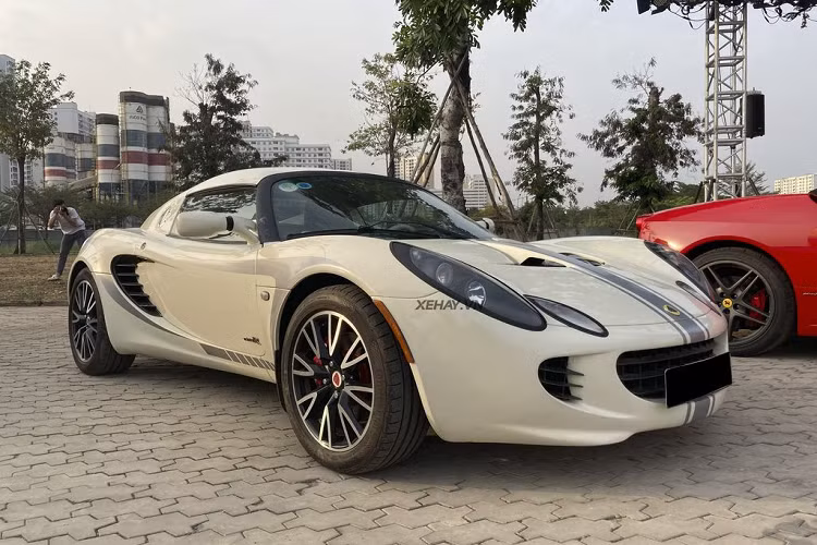 Tuy nhiên ở thời điểm hiện tại, Novaland không còn là “chủ nhân” của chiếc Lotus Elise S2 hàng hiếm này. Mặc dù đã được “qua tay” nhiều chủ nhưng tần suất ra đường của mẫu xe thể thao này vẫn khá ít ỏi.