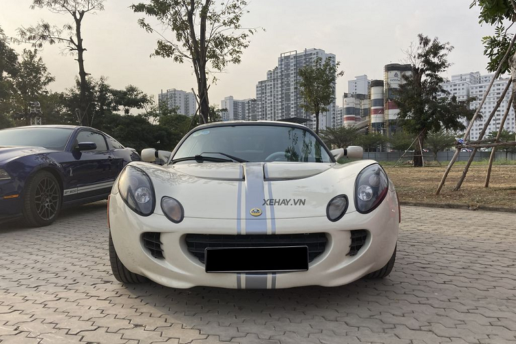 Chiếc Lotus Elise trong bài thuộc thế hệ 2, được sản xuất từ năm 2000. Chiếc xe này được đưa về nước vào năm 2010 và từng thuộc sở hữu của một người chơi xe kín tiếng tại Sài Gòn, trước khi được “sang tay” lại cho Tập đoàn bất động sản Novaland.