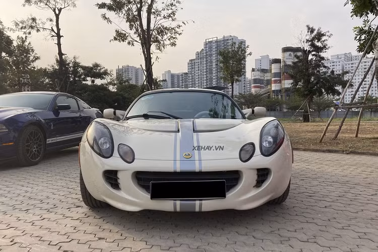 Chiếc Lotus Elise trong bài thuộc thế hệ 2, được sản xuất từ năm 2000. Chiếc xe này được đưa về nước vào năm 2010 và từng thuộc sở hữu của một người chơi xe kín tiếng tại Sài Gòn, trước khi được “sang tay” lại cho Tập đoàn bất động sản Novaland.