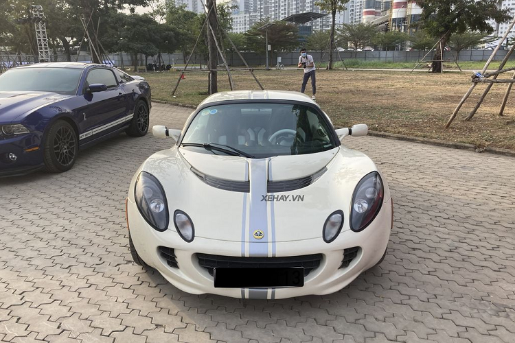 Chiếc Lotus Elise độc nhất Việt Nam này là bản S2, mẫu xe thể thao hai chỗ truyền động trục sau, động cơ đặt giữa. Phiên bản mui trần được phát triển từ đầu năm 1994 và lần đầu xuất hiện năm 1996 bởi nhà sản xuất Anh quốc Lotus Cars.