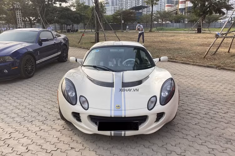 Chiếc Lotus Elise độc nhất Việt Nam này là bản S2, mẫu xe thể thao hai chỗ truyền động trục sau, động cơ đặt giữa. Phiên bản mui trần được phát triển từ đầu năm 1994 và lần đầu xuất hiện năm 1996 bởi nhà sản xuất Anh quốc Lotus Cars.