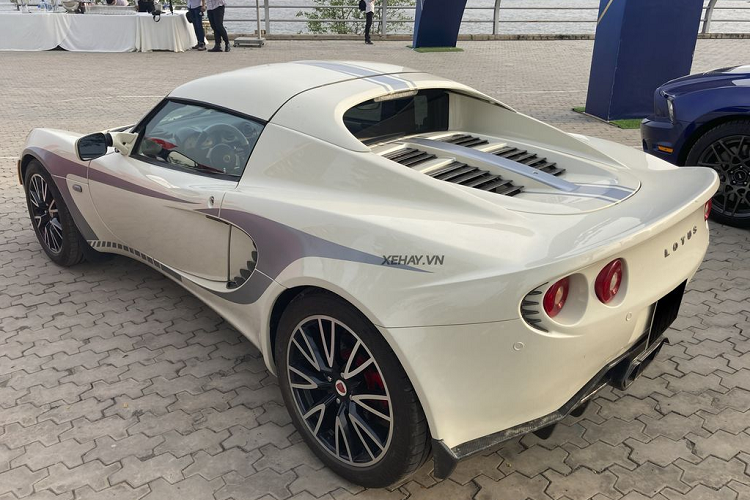 Lotus Elise S2 được xây dựng theo triết lý mới về một chiếc xe thuần thể thao, thay vì sử dụng những động cơ có dung tích “khủng” kiểu Mỹ, Elise được trang bị động cơ có công suất không quá ấn tượng nhưng có ưu điểm thân xe khá nhẹ. Khối lượng rỗng của Elise chỉ là 860 kg.