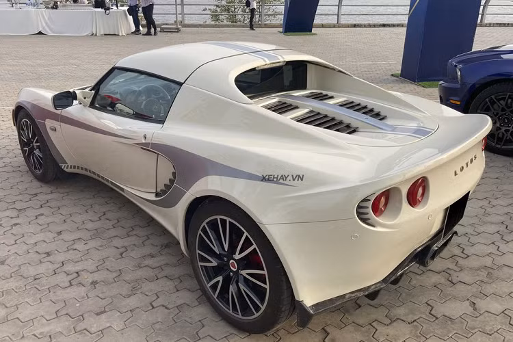 Lotus Elise S2 được xây dựng theo triết lý mới về một chiếc xe thuần thể thao, thay vì sử dụng những động cơ có dung tích “khủng” kiểu Mỹ, Elise được trang bị động cơ có công suất không quá ấn tượng nhưng có ưu điểm thân xe khá nhẹ. Khối lượng rỗng của Elise chỉ là 860 kg.