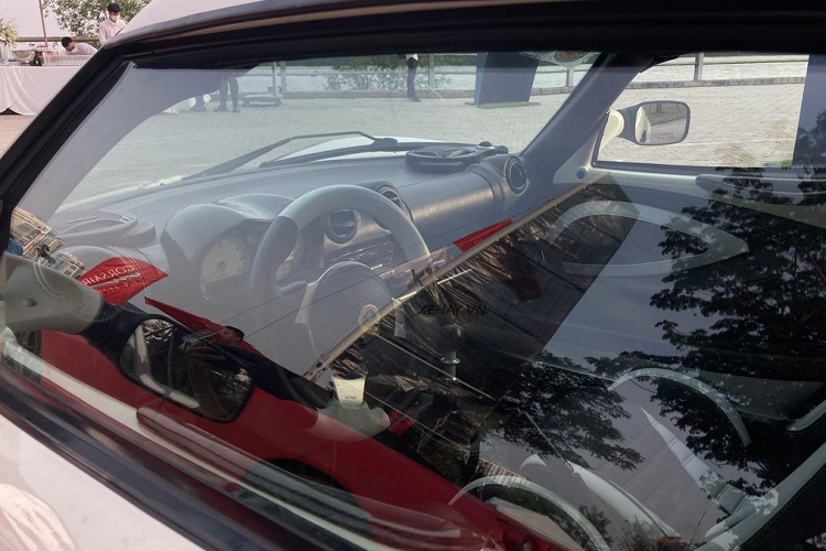 Hiện Lotus Elise S2 “độc nhất” Việt Nam đang được “khoác bộ áo” màu trắng ngà với điểm nhấn là các đường họa tiết màu ghi trang trí dọc xe. Nguyên bản, xe sở hữu lớp sơn vàng vô cùng nổi bật, kết hợp với đường sọc kép màu bạc cỡ lớn kéo dài từ phần đầu đến đuôi xe.