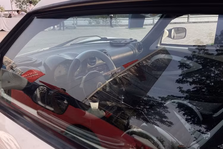 Hiện Lotus Elise S2 “độc nhất” Việt Nam đang được “khoác bộ áo” màu trắng ngà với điểm nhấn là các đường họa tiết màu ghi trang trí dọc xe. Nguyên bản, xe sở hữu lớp sơn vàng vô cùng nổi bật, kết hợp với đường sọc kép màu bạc cỡ lớn kéo dài từ phần đầu đến đuôi xe.