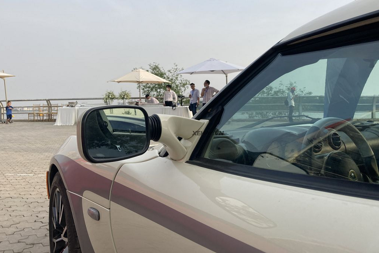 Nhìn tổng thể, Lotus Elise S2 mang đến cảm giác dữ dằn nhưng cũng có phần “đáng yêu”. Cụm đèn chiếu sáng trước có thiết kế lạ mắt và được bố trí độc đáo, lưới tản nhiệt được làm từ sợi carbon. Nắp ca-pô hầm hố với các khe thoát khí bằng sợi carbon.