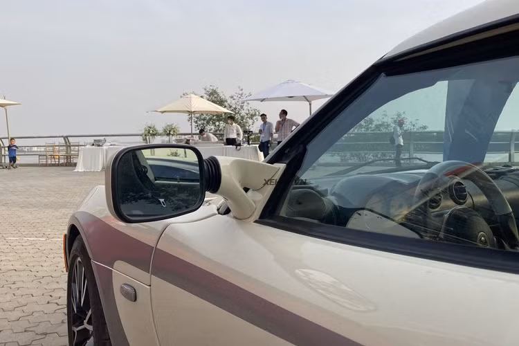 Nhìn tổng thể, Lotus Elise S2 mang đến cảm giác dữ dằn nhưng cũng có phần “đáng yêu”. Cụm đèn chiếu sáng trước có thiết kế lạ mắt và được bố trí độc đáo, lưới tản nhiệt được làm từ sợi carbon. Nắp ca-pô hầm hố với các khe thoát khí bằng sợi carbon.