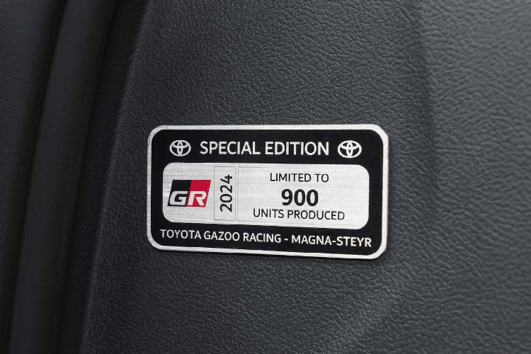 Xe nổi bật với tông màu ngoại thất có gói trang trí màu đen với tem sọc cùng logo chữ "Supra" đặt tại hông xe.