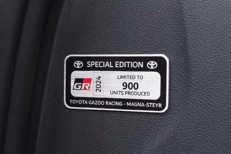 Xe nổi bật với tông màu ngoại thất có gói trang trí màu đen với tem sọc cùng logo chữ "Supra" đặt tại hông xe.