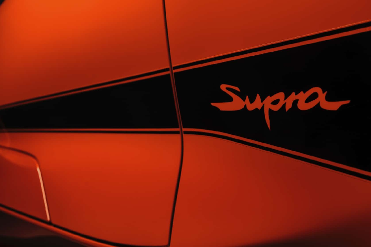 Khu vực động cơ có điểm nhấn là thanh cân bằng được bổ sung. GR Supra đều là phiên bản 3.0 Premium động cơ I6 dung tích 3.0L tăng áp kép, công suất 382 mã lực kết hợp hộp số tự động 8 cấp và số sàn 6 cấp.