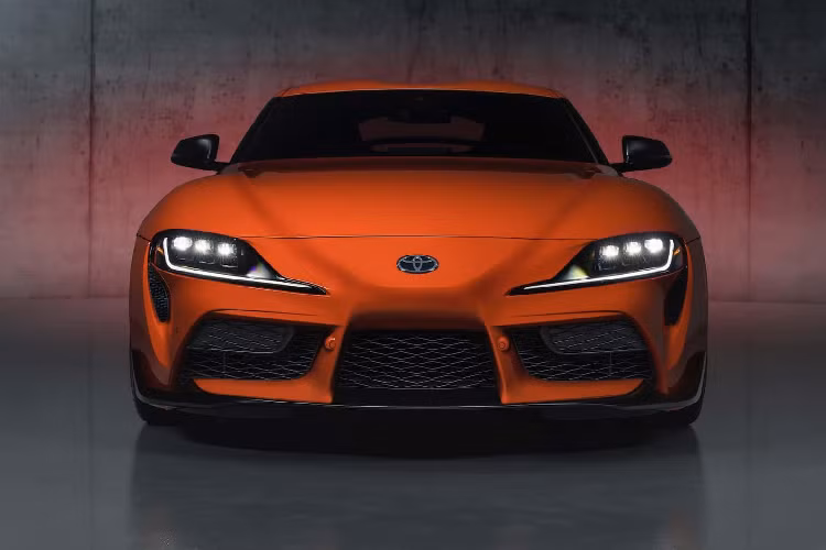Toyota Supra thế hệ thứ 4 là mẫu xe tạo nên tượng đài JDM của thương hiệu này. Với phiên bản kỷ niệm 45 năm, những chiếc Supra 45th Anniversary sẽ có tông sơn màu cam Mikan Blast hoặc trắng Absolute Zero. Trong đó có 450 xe được sơn màu cam Mikan Blast.