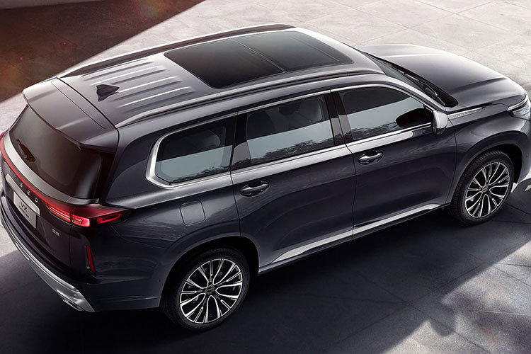 Mẫu xe SUV Exeed Lanyue 2023 được tập đoàn Chery Automobile định vị là SUV cỡ lớn, xe sẽ có tổng cộng 6 phiên bản, giá cao nhất lên đến 797 triệu đồng. Trong ngày ra mắt, Chery Automobile đã chính thức tuyên bố rằng Exeed Lanyue 2023 dựa trên kiến trúc M3X Mars 2.0 mới. Vì là 1 bản nâng cấp giữa vòng đời nên ngoại hình xe chỉ sửa đổi nhẹ thiết kế, dù vậy cũng mang đến sự khác biệt so với bản cũ.