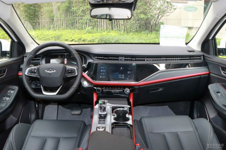 Ngoài ra, xe cũng sẽ có vô số trang bị tiêu chuẩn bao gồm đỗ xe tự động, hệ thống cảm biến thông minh Peps thế hệ thứ ba, đèn pha LED thấu kính kép ma trận, cần số điện tử, radar trước/sau, bốn- cửa xe, hệ thống hỗ trợ lái xe thông minh cấp độ L2+, bao gồm kiểm soát hành trình thích ứng ở tốc độ tối đa ACC, hỗ trợ kẹt xe TJA, hệ thống giữ làn LKA, nhắc nhở an toàn chuyển làn xe LCA và tới 14 chức năng.