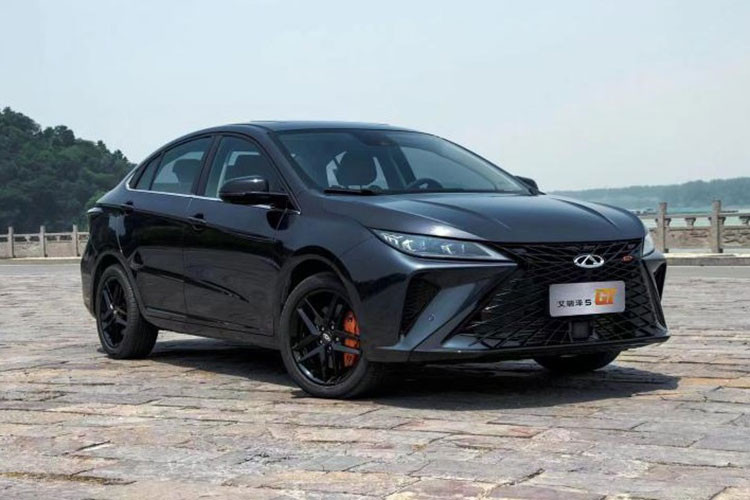 Là một mẫu xe sedan hạng C với phong cách thể thao, vì thế, đối thủ của Arrizo 5 GT 2023 là các cái tên GAC Trumpchi Yingbao, Changan UNI-V hay MG 6 đều có cách định vị tương tự nhau. Đặc điểm chung của một số mẫu xe là đều áp dụng thiết kế thể thao, hướng đến thị trường trẻ. Nếu về Việt Nam, mẫu xe Arrizo 5 GT sẽ là đối thủ của Honda Civic RS.