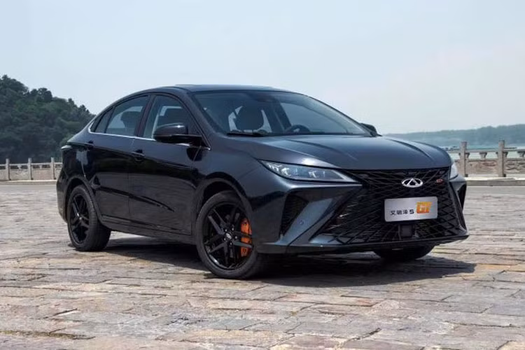 Là một mẫu xe sedan hạng C với phong cách thể thao, vì thế, đối thủ của Arrizo 5 GT 2023 là các cái tên GAC Trumpchi Yingbao, Changan UNI-V hay MG 6 đều có cách định vị tương tự nhau. Đặc điểm chung của một số mẫu xe là đều áp dụng thiết kế thể thao, hướng đến thị trường trẻ. Nếu về Việt Nam, mẫu xe Arrizo 5 GT sẽ là đối thủ của Honda Civic RS.