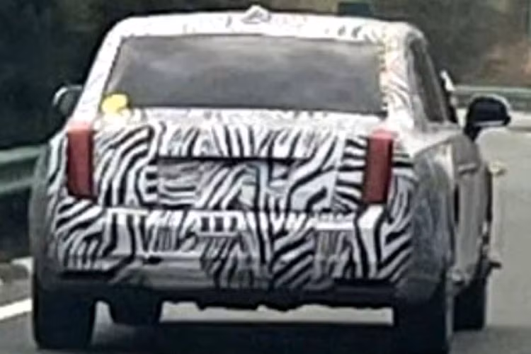 Về sức mạnh, vẫn chưa có thông tin chính thức về việc liệu mẫu xe mới có tiếp tục sử dụng động cơ V12, dung tích 6.0 lít hay không. Nếu thay đổi, nhiều khả năng xe sẽ sử dụng hệ truyền động V8, dung tích 4.0 lít, như Hồng Kỳ LS7.