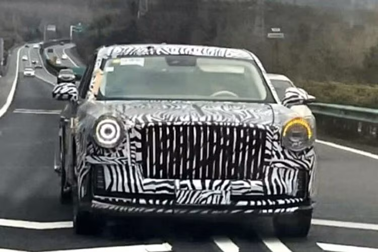 Về ngoại hình, Hồng Kỳ L5 thế hệ mới có thiết kế cao cấp hơn, mặt trước dày hơn rõ rệt, toàn bộ lưới tản nhiệt trung tâm được nâng lên. Đèn pha tròn hoài cổ được giữ nguyên, thậm chí kiểu dáng chụp đèn vẫn không có gì đổi mới.