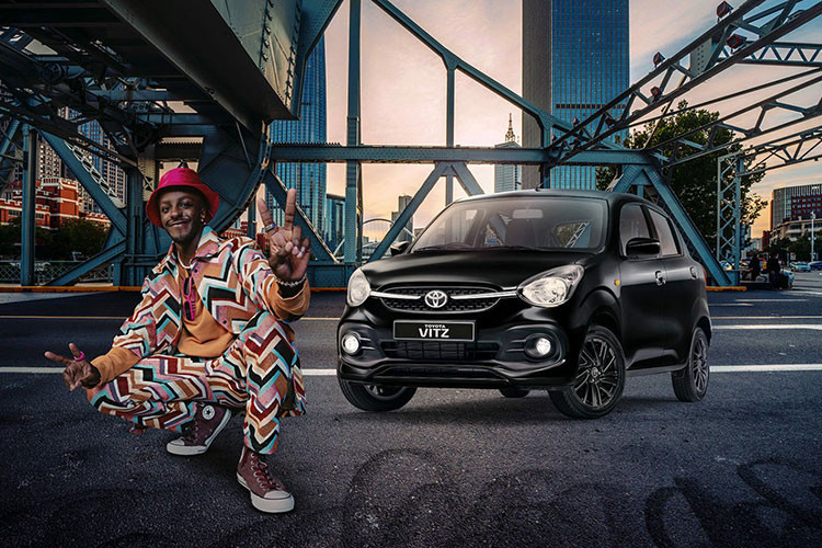 Khi mua Toyota Vitz 2023 giá rẻ, khách hàng Nam Phi có thể chọn các màu sắc như xanh dương, đỏ, nâu, đen, trắng, bạc và xám. Xe được bảo hành 3 năm hoặc 100.000 km.
