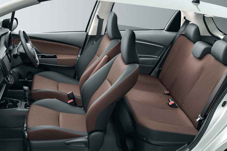 Trang bị an toàn của mẫu xe hạng A thay thế Toyota Wigo cũng khá sơ sài với 2 túi khí trước, hệ thống chống bó cứng phanh ABS và cân bằng điện tử. Nằm bên dưới nắp ca-pô của Toyota Vitz 2023 là động cơ xăng 3 xi-lanh, dung tích 1.0L với công suất tối đa 65 mã lực và mô-men xoắn cực đại 89 Nm.