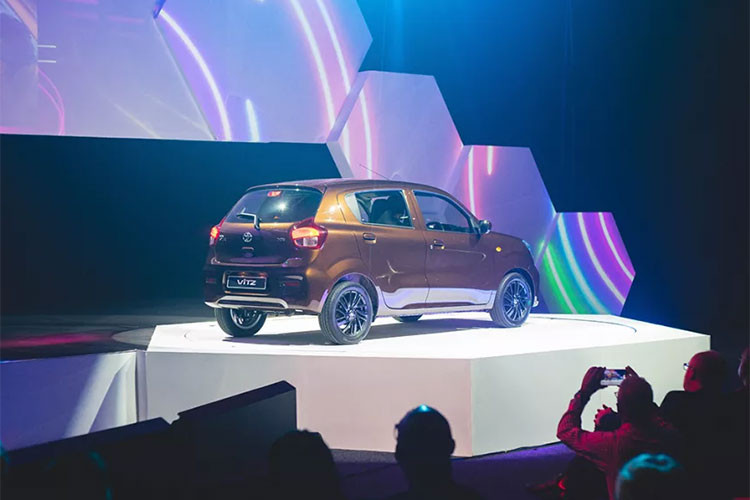 Toyota Vitz 2023 ở Nam Phi có tổng cộng 3 phiên bản, bao gồm MT, XR MT và XR AMG. Giá xe Toyota Vitz 2023 dao động từ 189.900 - 239.900 Rand (khoảng 244 - 309 triệu đồng). Tại thị trường Nam Phi, Vitz 2023 chính là mẫu xe thay thế cho Wigo. So với đàn anh Toyota Wigo, xe có giá bán rẻ hơn.