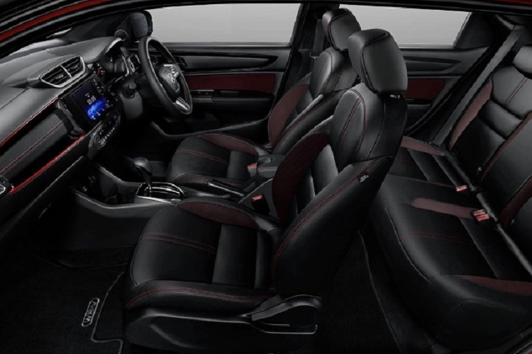 Honda WR-V ra mắt tại Thái Lan dự kiến sẽ không khác nhiều so với phiên bản dành cho Indonesia. Xe sở hữu ngoại hình khá hầm hố và bắt mắt, với chiều dài tổng thể 4.060 mm, chiều rộng 1.780 mm và chiều cao 1.608 mm, cùng chiều dài cơ sở 2.485 mm, nhỏ hơn đáng kể so với HR-V. Khoảng sáng gầm xe cao 220 mm và dung tích cốp đạt 380 lít.