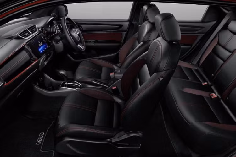 Honda WR-V ra mắt tại Thái Lan dự kiến sẽ không khác nhiều so với phiên bản dành cho Indonesia. Xe sở hữu ngoại hình khá hầm hố và bắt mắt, với chiều dài tổng thể 4.060 mm, chiều rộng 1.780 mm và chiều cao 1.608 mm, cùng chiều dài cơ sở 2.485 mm, nhỏ hơn đáng kể so với HR-V. Khoảng sáng gầm xe cao 220 mm và dung tích cốp đạt 380 lít.