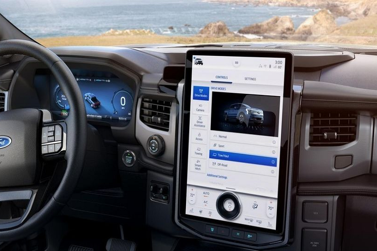 Hiện tại, Ford đang tạm ngưng sản xuất F-150 Lightning sau khi phát hiện một số lỗi liên quan đến vấn đề pin làm 18 xe bốc cháy tại kho sản xuất.