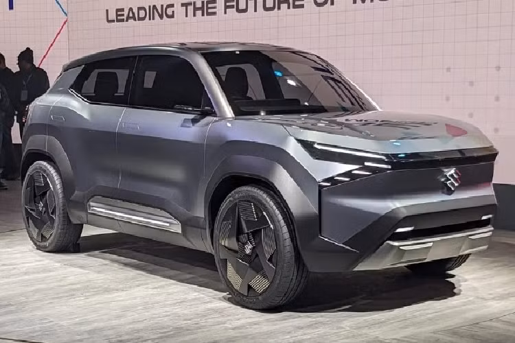 Mẫu xe điện nhà Suzuki được cho là thuộc phân khúc SUV cỡ B với kích thước ngang ngửa VinFast VF6 sắp bán ở Việt Nam và Hyundai Kona EV. Theo tin đồn, xe sẽ sở hữu chiều dài khoảng 4,3 m và chiều dài cơ sở 2,7 m. Khung gầm dạng ván trượt sẽ giúp giải phóng không gian nội thất bên trong tân binh nhà Suzuki.