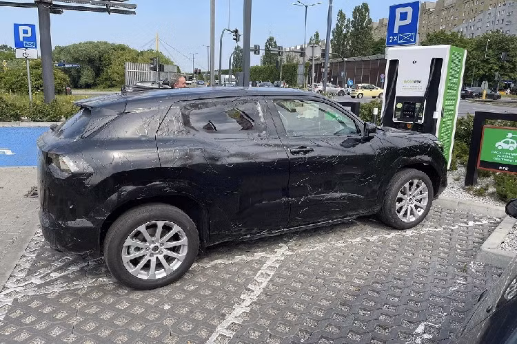 Cách đây không lâu, mẫu SUV điện của Suzuki cũng đã bị bắt gặp tại một trạm sạc ở Krakow, Ba Lan. Tuy xe được ngụy trang khá kỹ nhưng chúng ta vẫn có thể nhận ra một số chi tiết thiết kế của mẫu ô tô điện này. Qua đó, có thể thấy xe có những đường nét giống với Suzuki eVX Concept, đặc biệt là khu vực phía sau.