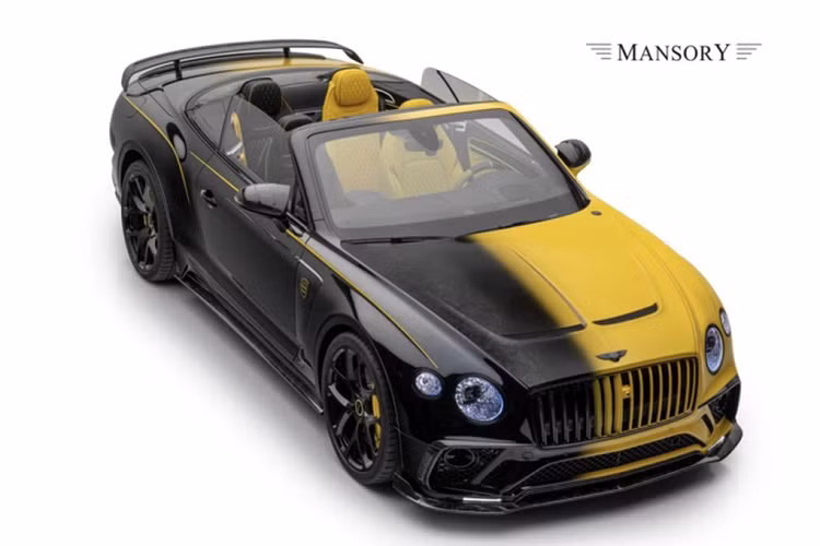 Hãng độ Đức rất chú trọng trong việc tạo ra sự tương phản giữa hai màu sắc. Cụ thể, ghế lái bọc da màu vàng sẽ đi kèm với dây đai an toàn màu đen tương phản và ngược lại. Hàng ghế sau cũng được phối màu tương tự. Ốp cửa và vô-lăng đều được bọc da màu vàng. Bảng điều khiển trung tâm còn được hãng độ Đức gắn thêm logo Mansory với dòng chữ "One of One".