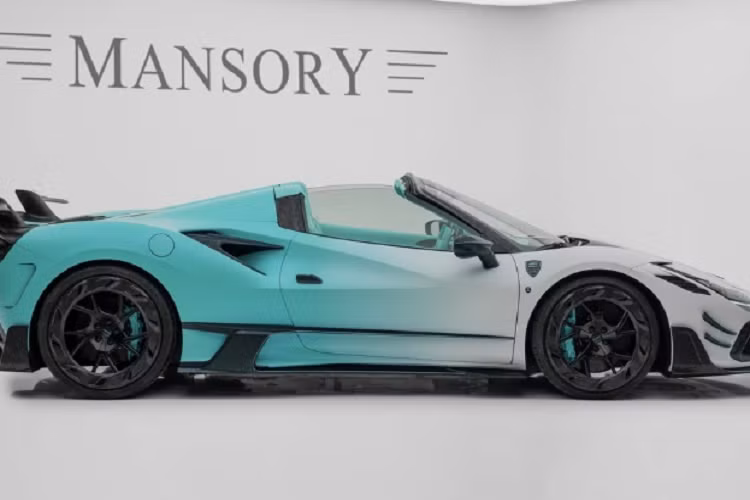 Bên cạnh đó, chiếc Mansory F8XX Spider Tempesta Turchese X cũng được trang bị bộ mâm YT.5 Air liền khối siêu nhẹ có kích thước 21 inch ở phía trước và 22 inch ở phía sau.