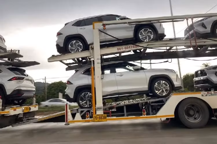 Những hình ảnh này được chụp trên đường phố Thái Lan. Tuy nhiên, những chiếc Toyota Yaris Cross 2023 xuất khẩu này không dành cho thị trường Thái Lan. Thay vào đó, những chiếc xe này chỉ đi qua Thái Lan để chuẩn bị sang Campuchia. Có vẻ như thị trường Campuchia sẽ đón nhận mẫu SUV cỡ B này sớm hơn cả Thái Lan và Việt Nam.