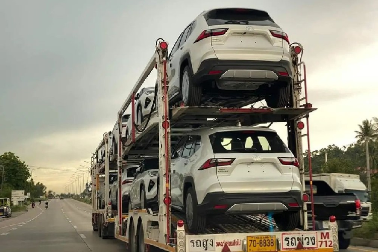 Theo tin đồn, Toyota Yaris Cross 2023 sẽ về Việt Nam vào tháng 8 năm nay như sản phẩm thay thế cho Yaris bị "khai tử". Hiện một số nhân viên tư vấn bán hàng tại đại lý đã bắt đầu nhận cọc cho mẫu xe này. Toyota Yaris Cross 2023 tại Việt Nam được hứa hẹn sẽ có giá dao động trong khoảng 700 triệu đồng.