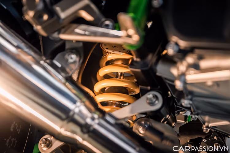 Ngoài ra, hệ thống chống bó cứng phanh thông minh của Kawasaki có tên KIBS với khả năng phân tích tình huống lái và áp dụng lực phanh cực kì chính xác, cho phép người lái tự tin chạy xe ở tốc độ cao mà không phải quá bận tâm việc mất kiểm soát.