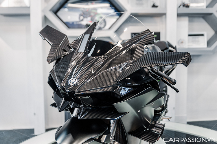 Đầu xe cũng trang bị nhiều chi tiết bằng chất liệu carbon như cánh gió thay thế vị trí gương chiếu hậu. Cánh gió kép bằng carbon cũng được trang bị ở quây gió 2 bên nhằm tối ưu lực ép xuống mặt đường, phía trước sử dụng giảm xóc KYB.