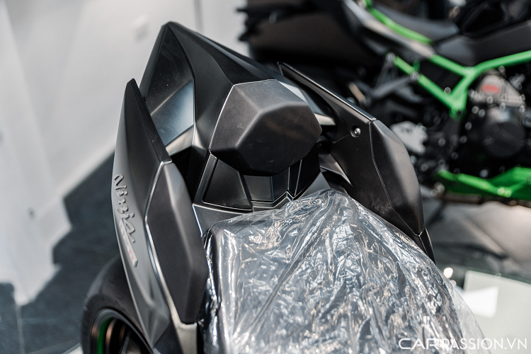 Hệ thống kiểm soát lực kéo của Kawasaki (KTRC) có đến 9 chế độ cho người lái tuỳ chọn, đồng thời cũng có thể tắt hoàn toàn. KTRC thông minh khi không đợi đến khi bánh xe bị trượt rồi mới đưa ra phản ứng, hệ thống này sẽ phân tích các dữ liệu đầu vào để dự đoán tình huống có thể xảy ra tiếp theo và đưa ra điều chỉnh hợp lý nhất nhằm hạn chế tối đa hiện tượng trượt bánh và mất lực bám.