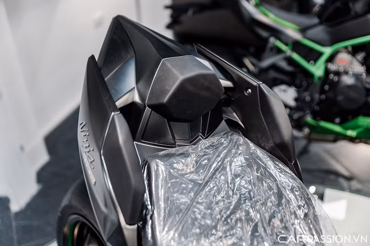 Hệ thống kiểm soát lực kéo của Kawasaki (KTRC) có đến 9 chế độ cho người lái tuỳ chọn, đồng thời cũng có thể tắt hoàn toàn. KTRC thông minh khi không đợi đến khi bánh xe bị trượt rồi mới đưa ra phản ứng, hệ thống này sẽ phân tích các dữ liệu đầu vào để dự đoán tình huống có thể xảy ra tiếp theo và đưa ra điều chỉnh hợp lý nhất nhằm hạn chế tối đa hiện tượng trượt bánh và mất lực bám.