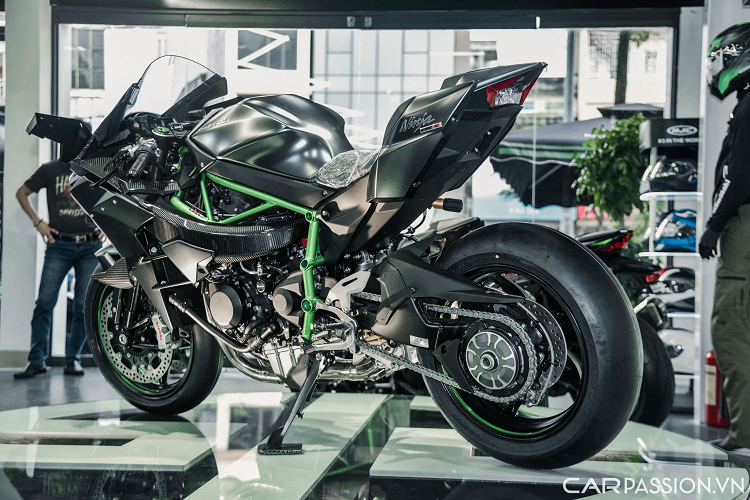Tại showroom Kawasaki chính hãng tại Hà Nội, giá xe Kawasaki Ninja H2R được niêm yết ở mức 1,83 tỷ đồng. Với số tiền này, người dùng đã có thể mua một chiếc BMW 3-Series mới đập hộp thay vì một chiếc xe chỉ chạy trong trường đua như H2R.