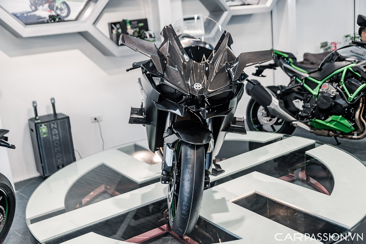 H2R được trang bị cặp phanh đĩa Brembo Stylema với kẹp phanh 4 piston đối diện và đường kính đĩa phanh 330mm cho khả năng phanh ấn tượng. Bộ ly hợp Brembo và tay phanh trước được thiết kế để ngăn chặn lực gió tác động vào tay phanh khi xe đang chạy ở tốc độ cao.