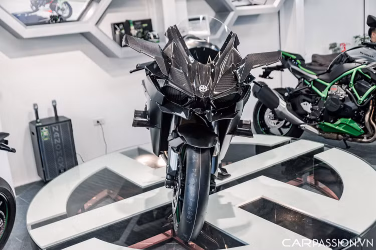 H2R được trang bị cặp phanh đĩa Brembo Stylema với kẹp phanh 4 piston đối diện và đường kính đĩa phanh 330mm cho khả năng phanh ấn tượng. Bộ ly hợp Brembo và tay phanh trước được thiết kế để ngăn chặn lực gió tác động vào tay phanh khi xe đang chạy ở tốc độ cao.