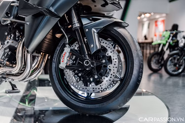 Siêu môtô Kawasaki Ninja H2R được sơn một lớp phủ màu bạc tráng gương độc quyền cho bình xăng, lớp sơn này có thể làm những vết trầy xước nhỏ có thể tự liền lại trong thời gian nhất định, giúp sơn luôn duy trì độ hoàn thiện chất lượng cao.