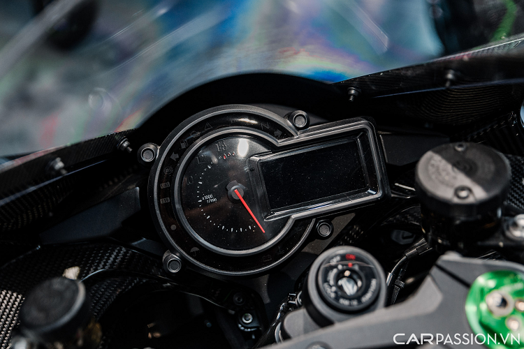 Hệ thống giảm xóc sau có tên TTX336 của hãng Ohlins mang lại nhiều lợi ích cho người lái như tăng độ ổn định đuôi xe, tối ưu giảm chấn và tăng sự thoải mái khi lái xe, tăng độ ổn định khi vào cua, cho phản hồi &amp; cảm giác với mặt đường tốt hơn và ổn định hơn ở tốc độ cao.