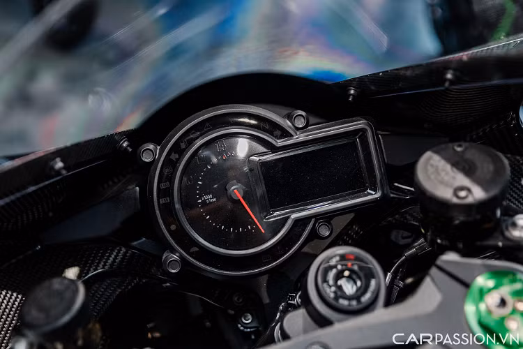 Hệ thống giảm xóc sau có tên TTX336 của hãng Ohlins mang lại nhiều lợi ích cho người lái như tăng độ ổn định đuôi xe, tối ưu giảm chấn và tăng sự thoải mái khi lái xe, tăng độ ổn định khi vào cua, cho phản hồi &amp; cảm giác với mặt đường tốt hơn và ổn định hơn ở tốc độ cao.