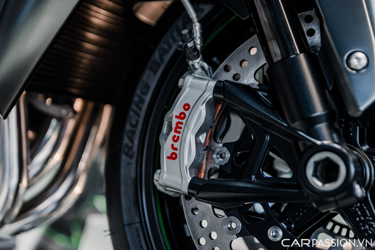 Vị trí ngồi lái được thiết kế để có thể mang tới cảm giác chắc chắn nhất khi điều khiển xe ở tốc độ cao và vào cua sát mặt đường. Để hỗ trợ người lái khi tăng tốc mạnh, có thêm các miếng đệm hông ở phía sau. Vị trí hông có thể điều chỉnh lùi 15mm để phù hợp với từng thể trạng người lái.