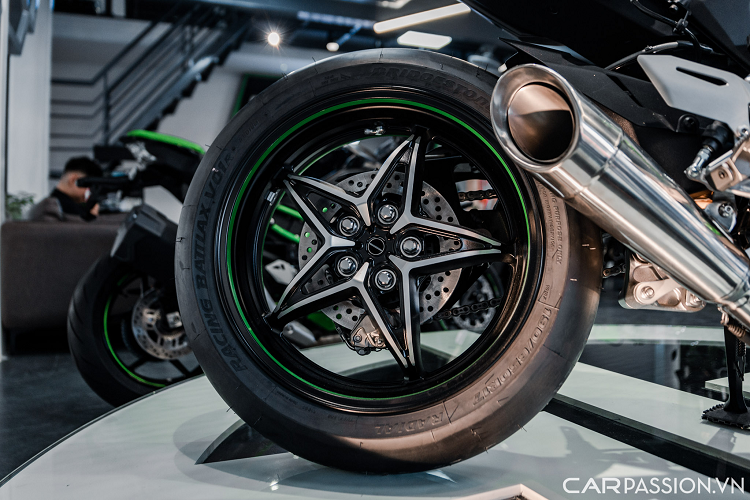 Đồng hồ kỹ thuật số trên đầu xe, hiển thị góc nghiêng khi vào cua trên bảng đồng hồ và chức năng ghi nhận góc nghiêng tối đa nhờ bộ đo lường quán tính IMU 6 chiều. Bộ trợ lực điện của Kawasaki được hợp tác phát triển với Ohlins.