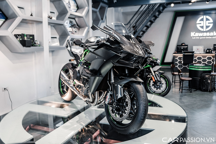 Vì chỉ dành cho đường đua nên Ninja H2R được loại bỏ các chi tiết như đèn, kính chiếu hậu để giảm trọng lượng và tối ưu khí động học. Do đó, chiếc Ninja H2R được đưa về nước chỉ có thể dùng cho mục đích trưng bày hoặc chạy trong các đường đua.